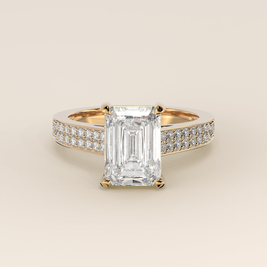 Verlovingsring emerald lab grown diamant met brede pave band, cathedral setting en hidden halo, geelgoud