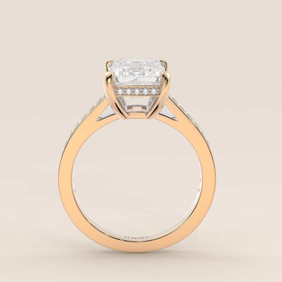 Bague de fiançailles en or jaune, sertie d'un diamant de laboratoire couleur émeraude, avec un large pavage, une monture cathédrale et un halo discret.