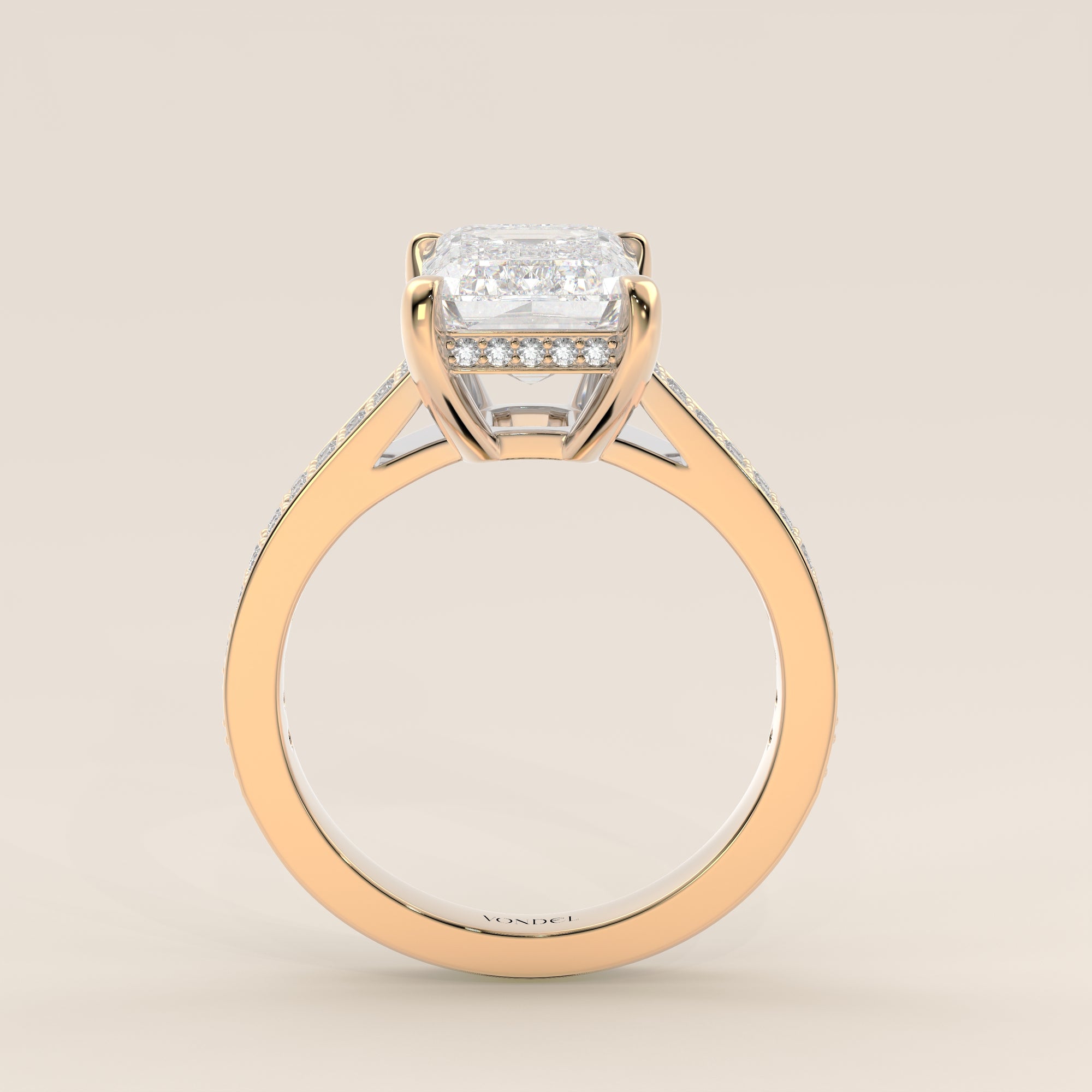 Bague de fiançailles en or jaune, sertie d'un diamant de laboratoire couleur émeraude, avec un large pavage, une monture cathédrale et un halo discret.
