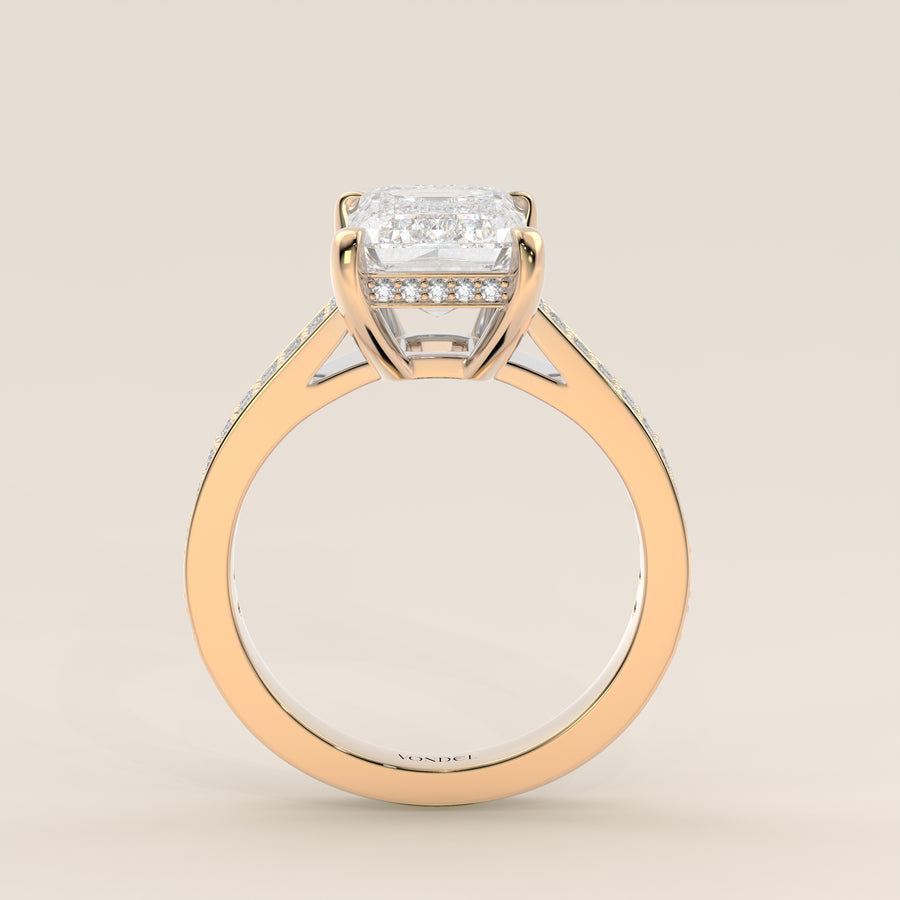 Verlovingsring emerald lab grown diamant met brede pave band, cathedral setting en hidden halo, geelgoud
