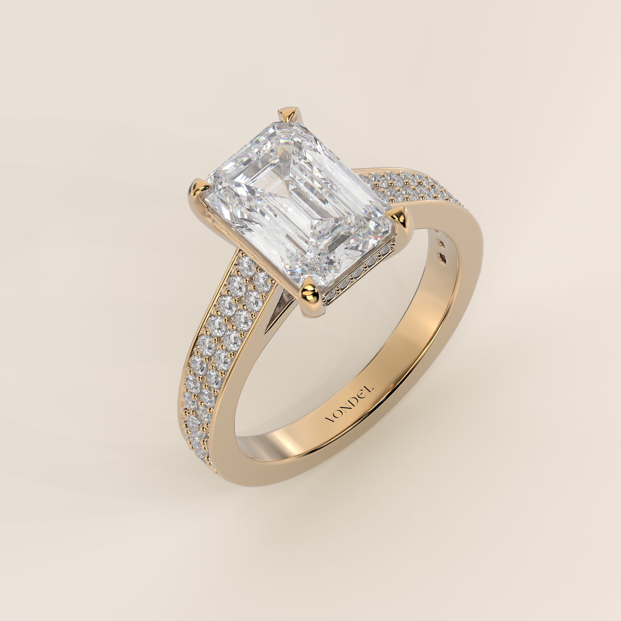 Bague de fiançailles en or jaune, sertie d'un diamant de laboratoire couleur émeraude, avec un large pavage, une monture cathédrale et un halo discret.