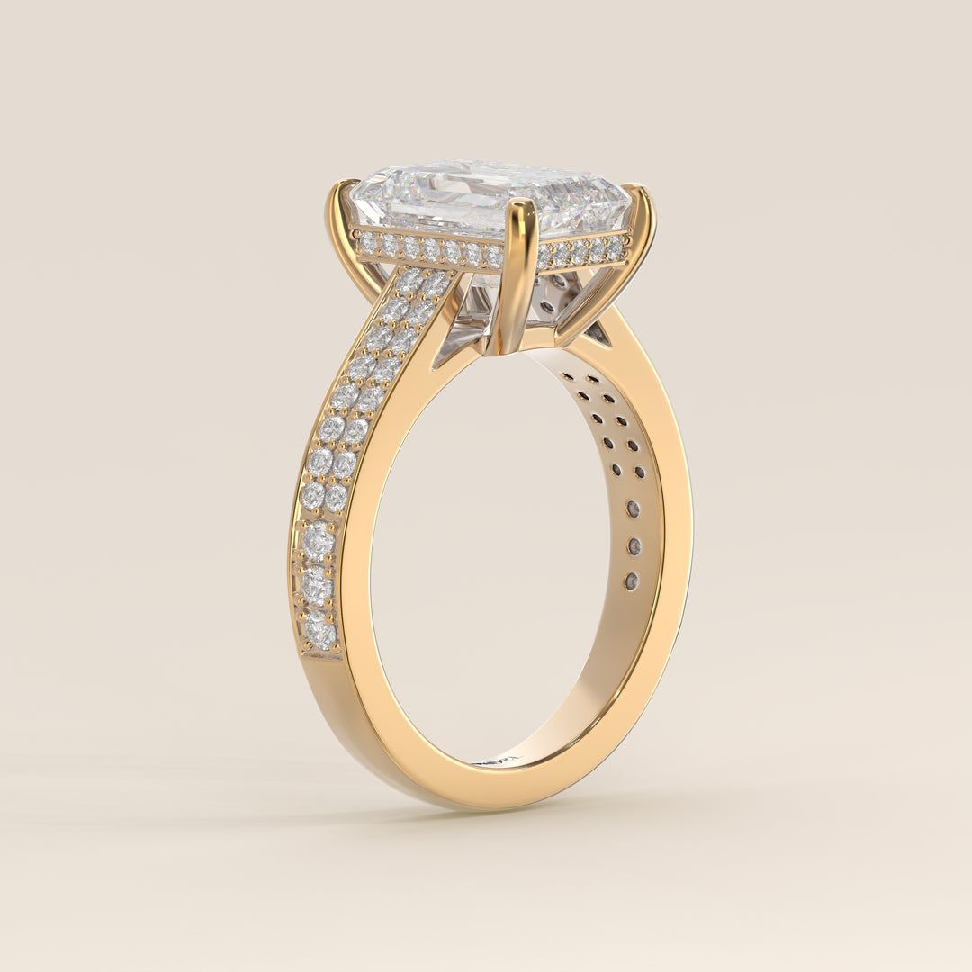Bague de fiançailles en or jaune, sertie d'un diamant de laboratoire couleur émeraude, avec un large pavage, une monture cathédrale et un halo discret.
