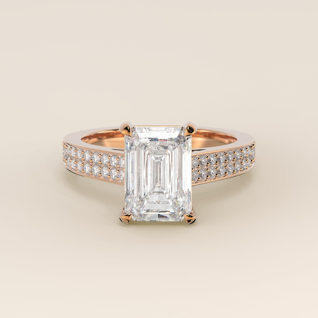 Bague de fiançailles en or rose, sertie d'un diamant de laboratoire couleur émeraude, avec un large pavage, un serti cathédrale et un halo discret.