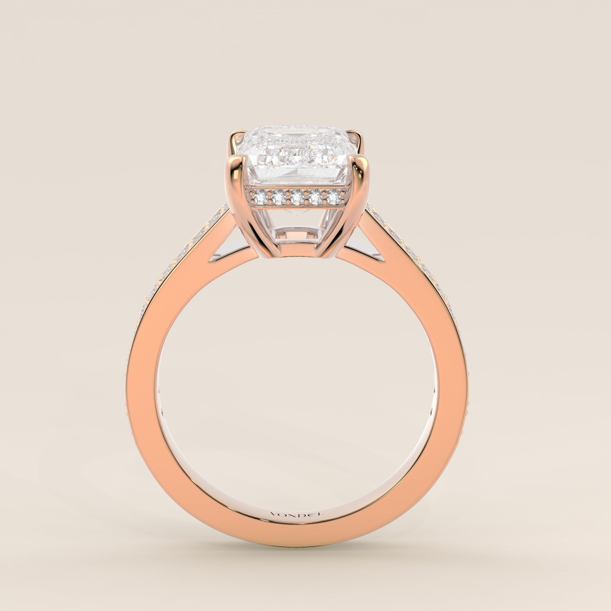 Bague de fiançailles en or rose, sertie d'un diamant de laboratoire couleur émeraude, avec un large pavage, un serti cathédrale et un halo discret.