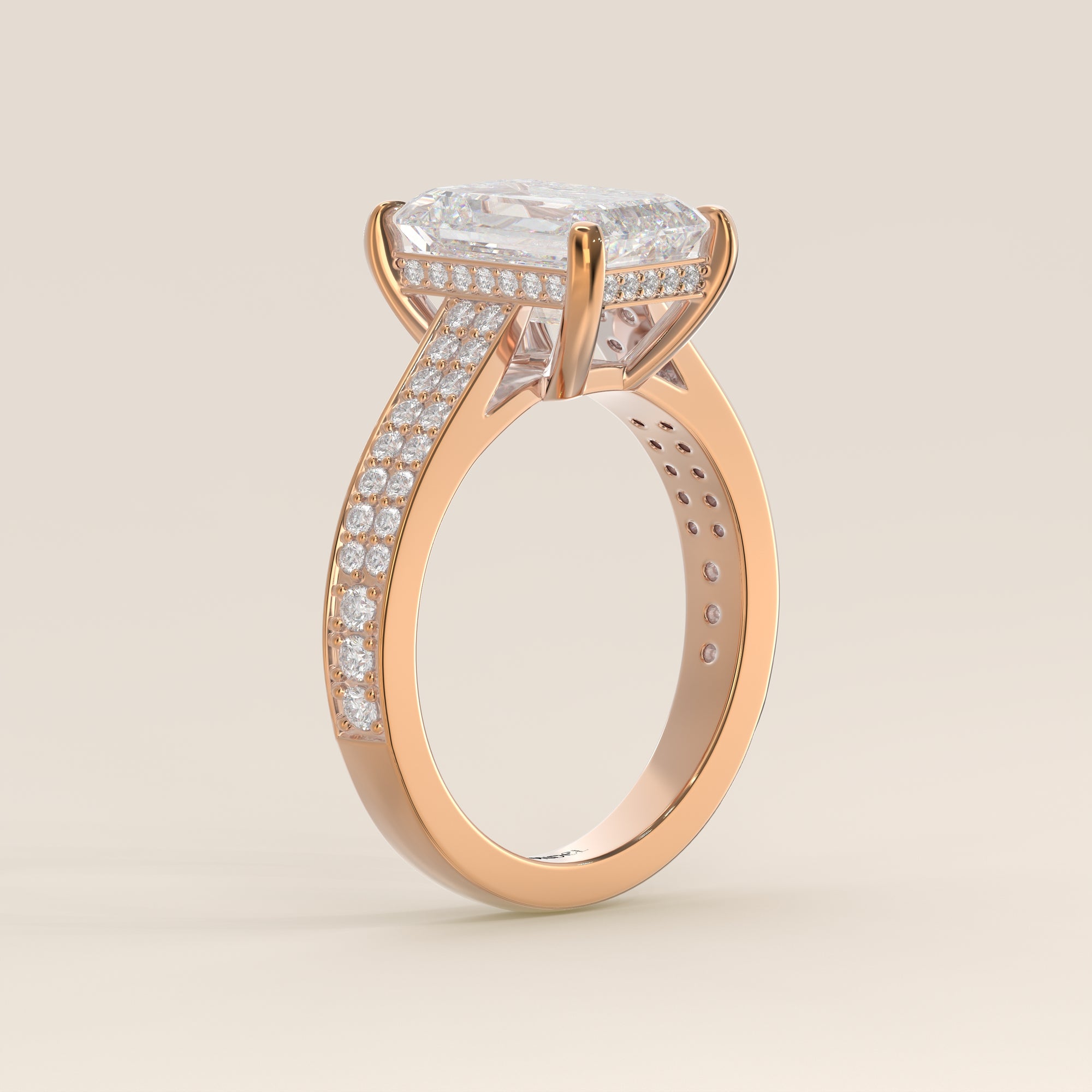 Bague de fiançailles en or rose, sertie d'un diamant de laboratoire couleur émeraude, avec un large pavage, un serti cathédrale et un halo discret.