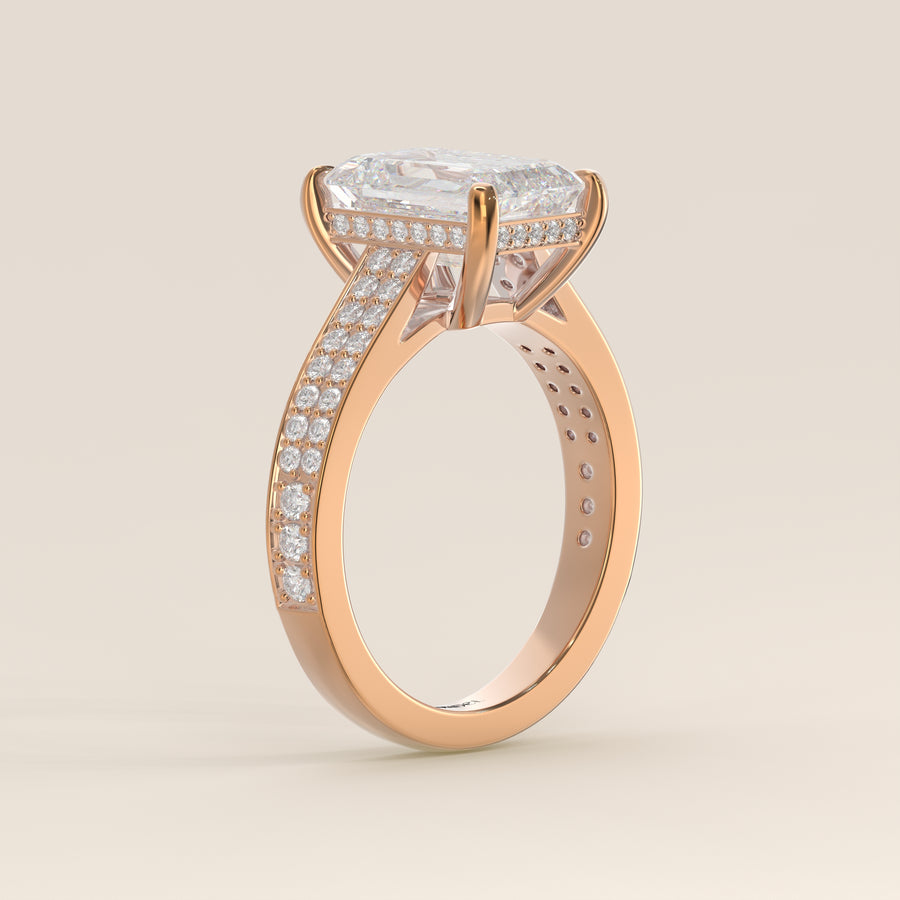 Verlovingsring emerald lab grown diamant met brede pave band, cathedral setting en hidden halo, rosegoud
