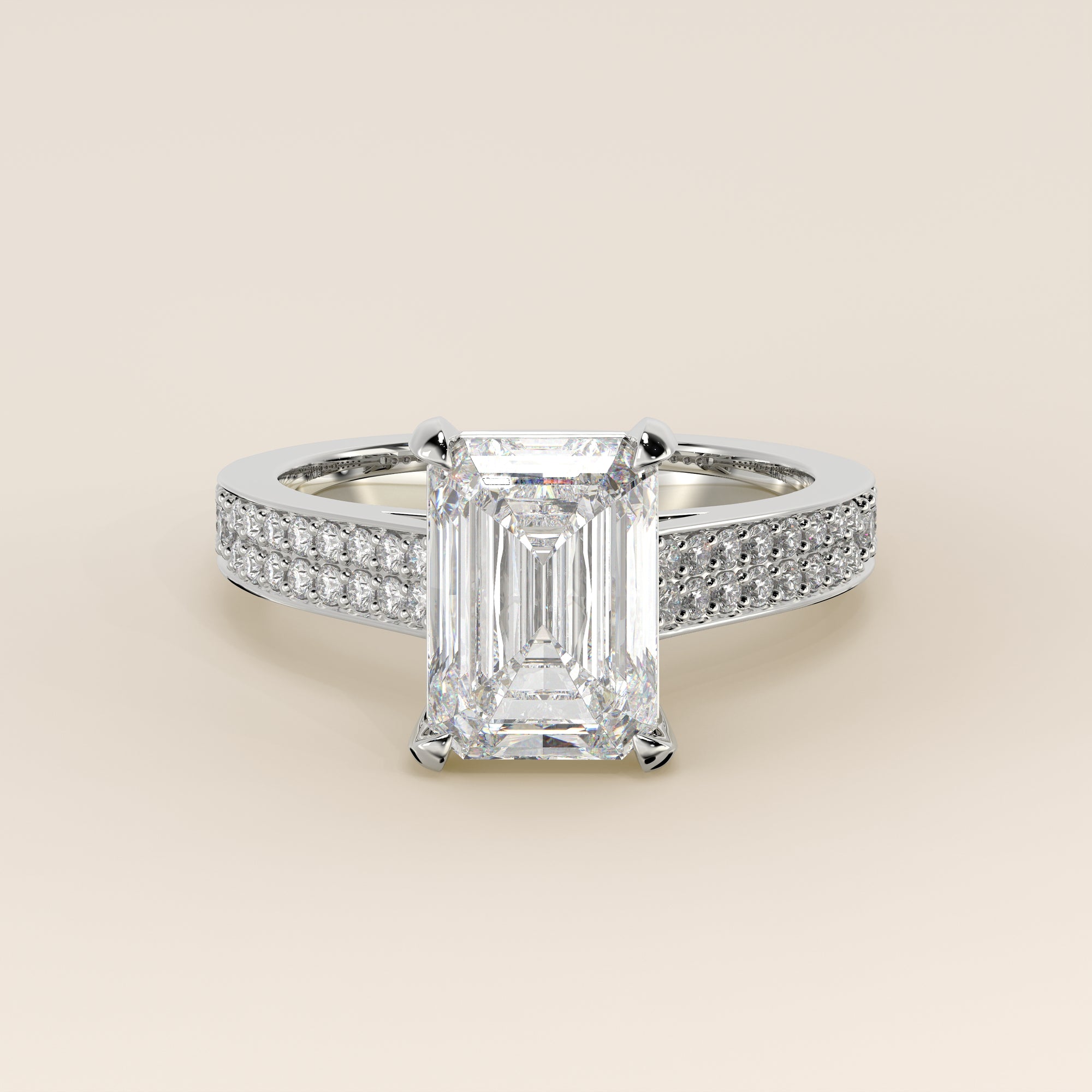 Bague de fiançailles en or blanc, sertie d'un diamant émeraude de synthèse, serti d'un pavé large et d'un halo discret.