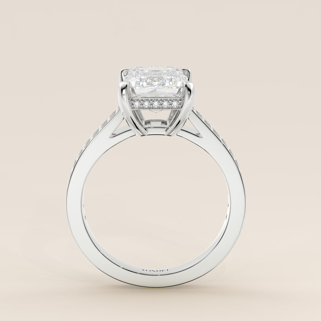 Bague de fiançailles en or blanc, sertie d'un diamant émeraude de synthèse, serti d'un pavé large et d'un halo discret.