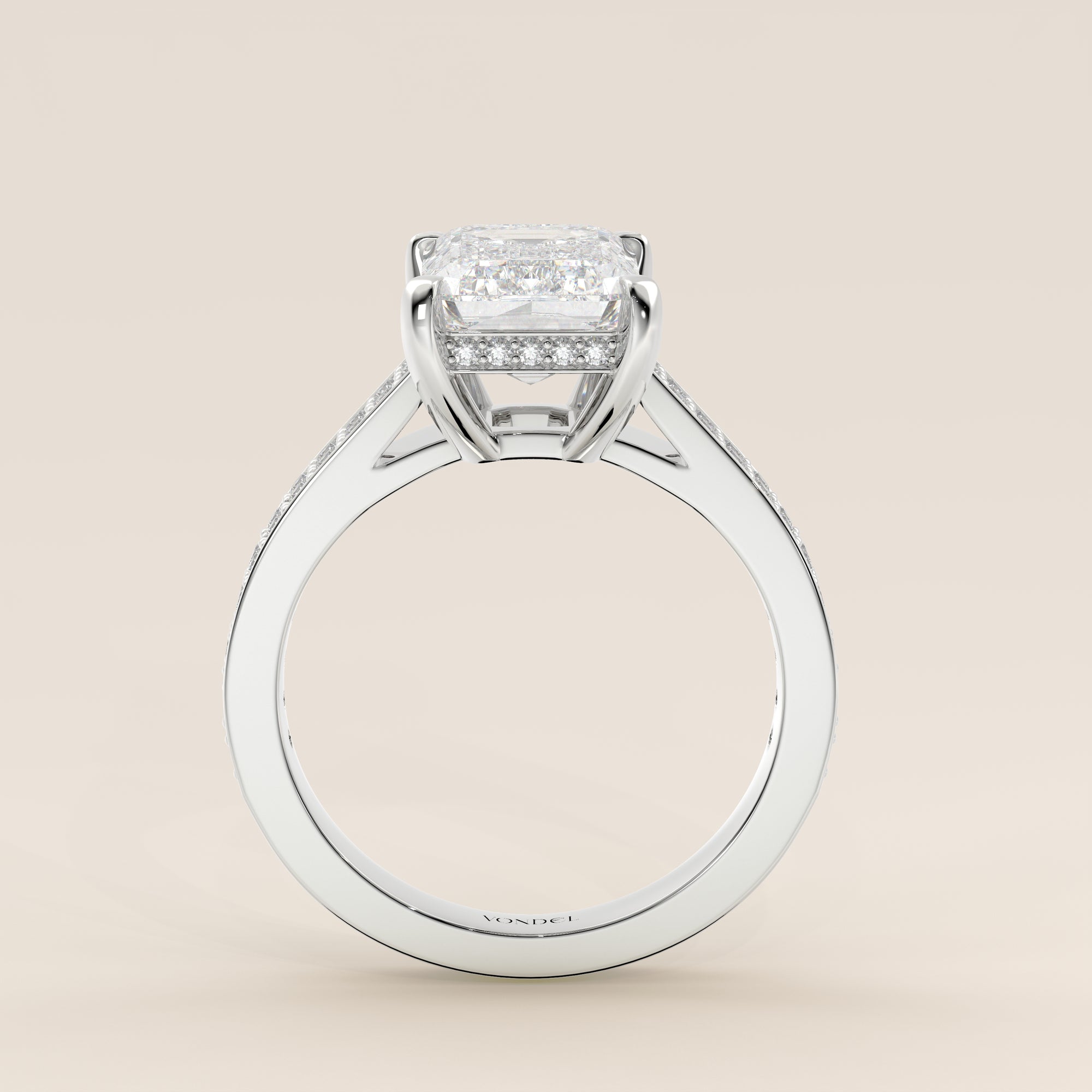 Bague de fiançailles en or blanc, sertie d'un diamant émeraude de synthèse, serti d'un pavé large et d'un halo discret.