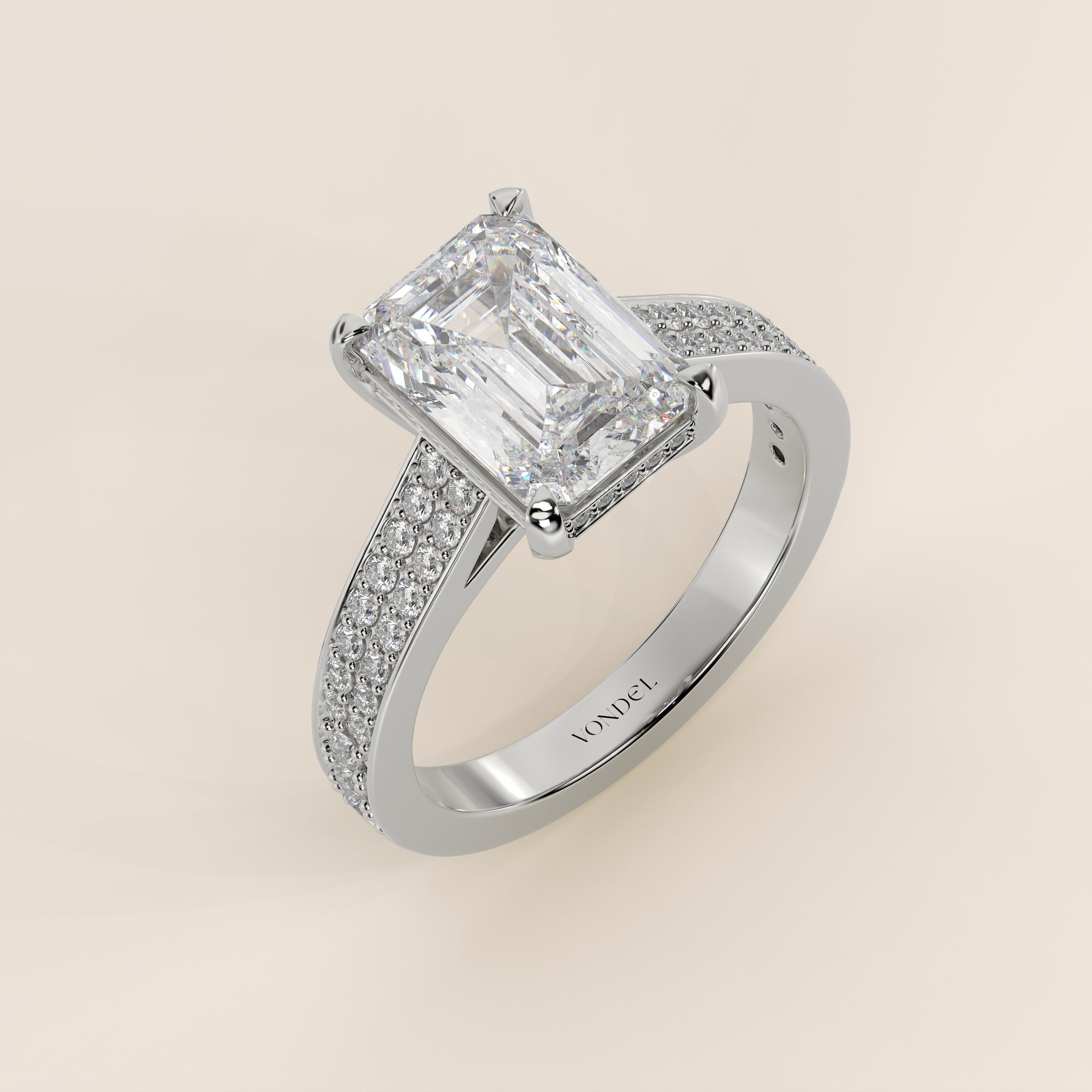 Bague de fiançailles en or blanc, sertie d'un diamant émeraude de synthèse, serti d'un pavé large et d'un halo discret.