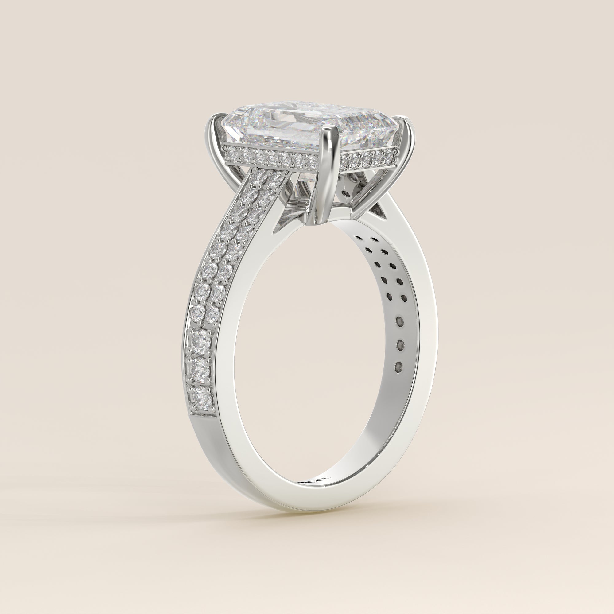 Bague de fiançailles en or blanc, sertie d'un diamant émeraude de synthèse, serti d'un pavé large et d'un halo discret.