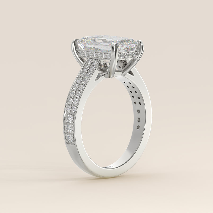 Verlovingsring emerald lab grown diamant met brede pave band, cathedral setting en hidden halo, witgoud