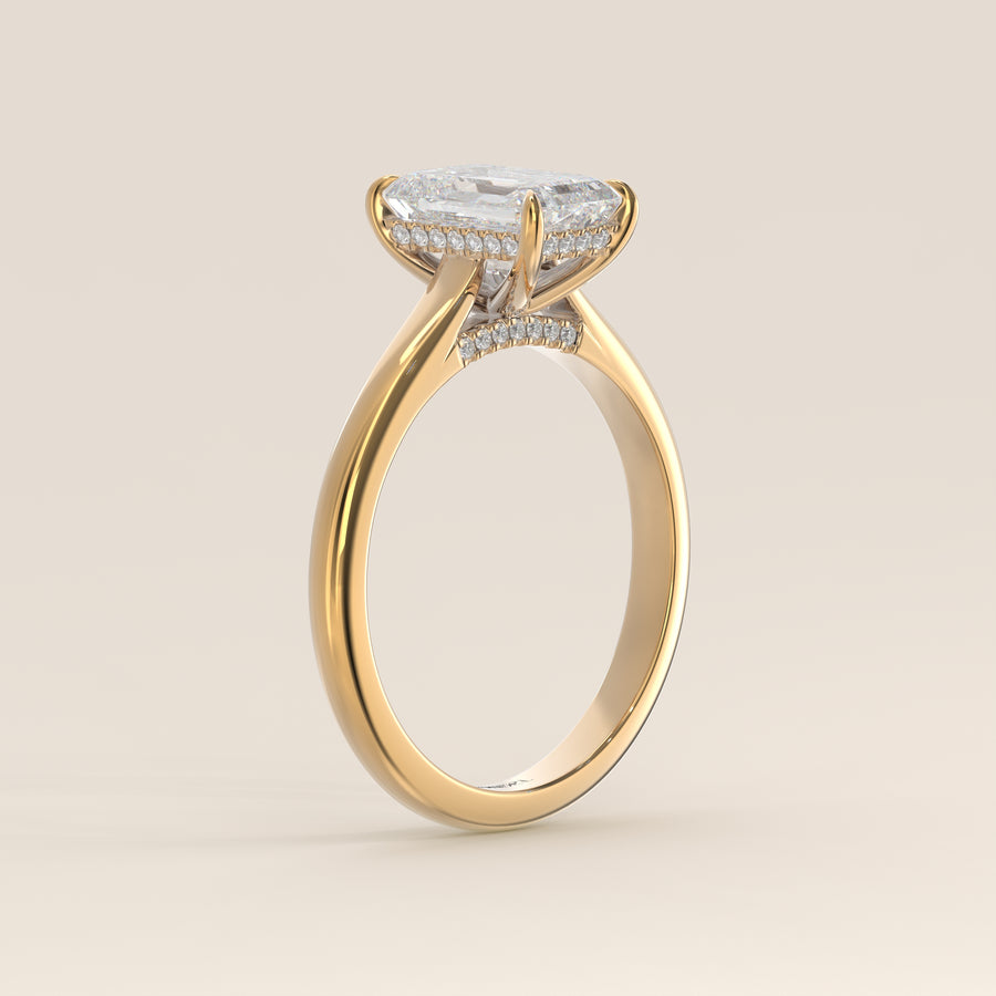 Verlovingsring emerald lab grown diamant met cathedral setting, hidden halo en diamond bridge, geelgoud