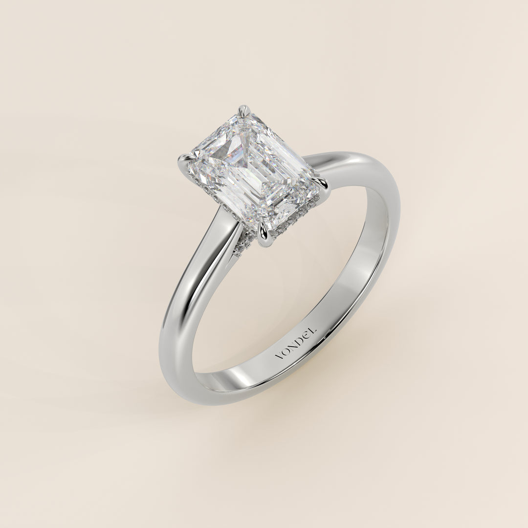 Verlovingsring emerald lab grown diamant met cathedral setting, hidden halo en diamond bridge, witgoud