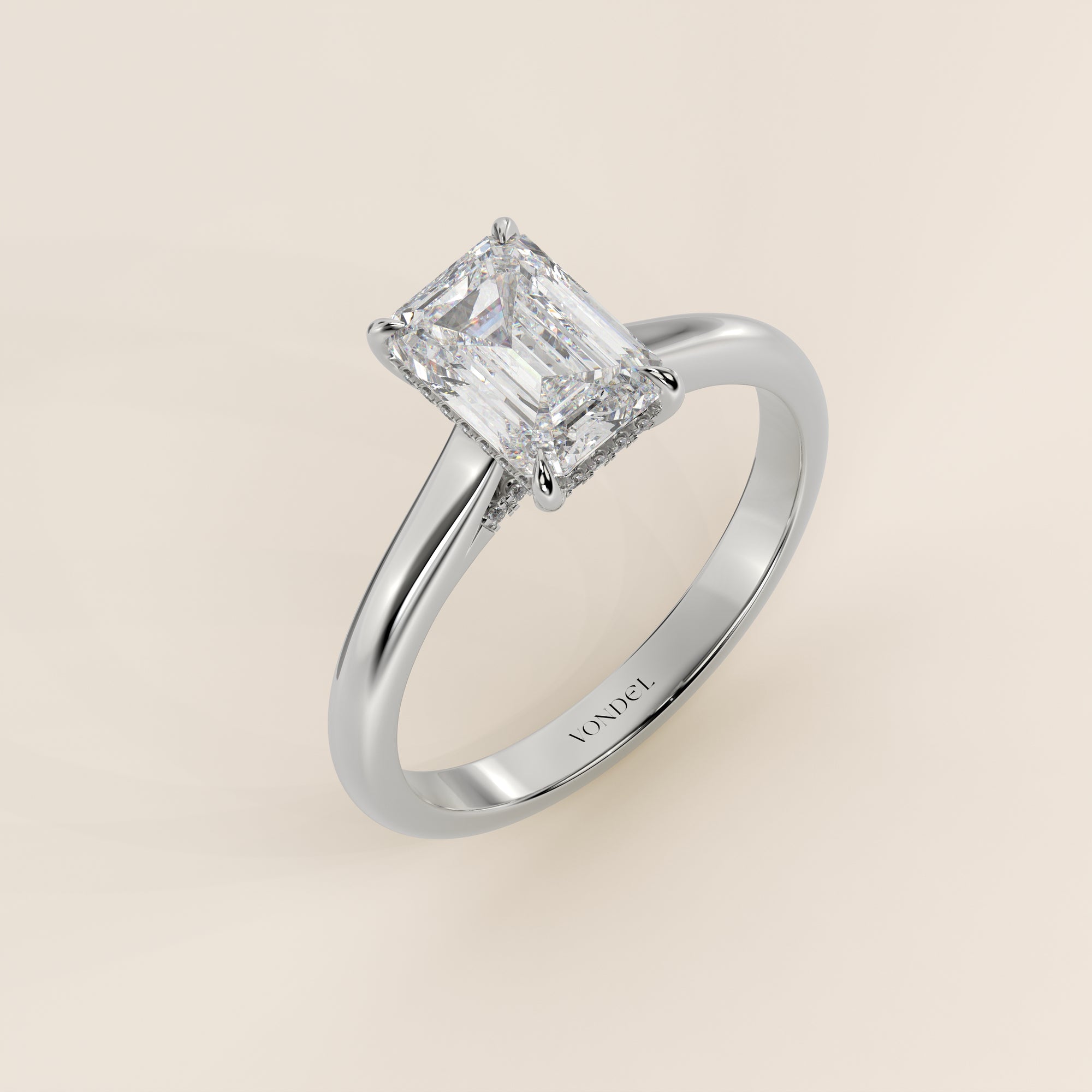 Verlovingsring emerald lab grown diamant met cathedral setting, hidden halo en diamond bridge, witgoud