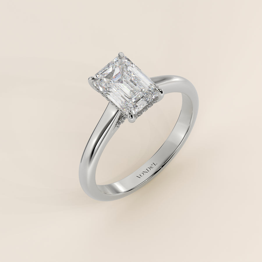 Verlovingsring emerald lab grown diamant met cathedral setting, hidden halo en diamond bridge, witgoud