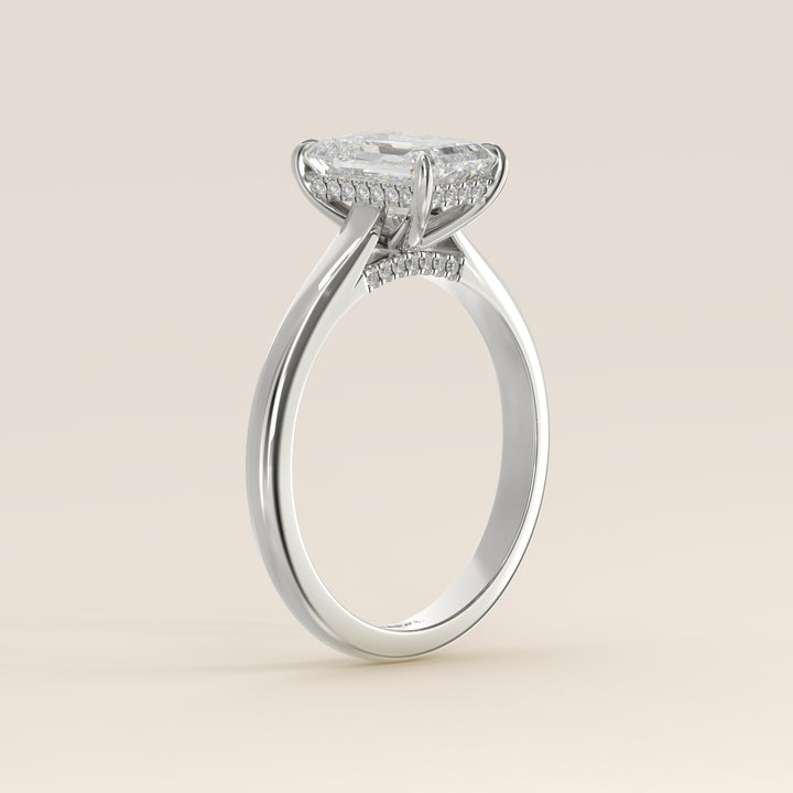 Verlovingsring emerald lab grown diamant met cathedral setting, hidden halo en diamond bridge, witgoud