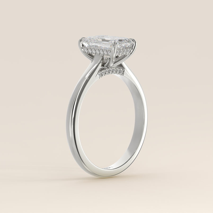 Verlovingsring emerald lab grown diamant met cathedral setting, hidden halo en diamond bridge, witgoud