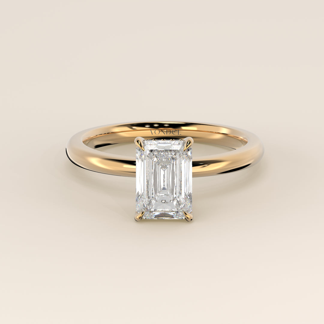 Bague de fiançailles en or jaune, sertie d'un diamant émeraude de synthèse avec halo discret.