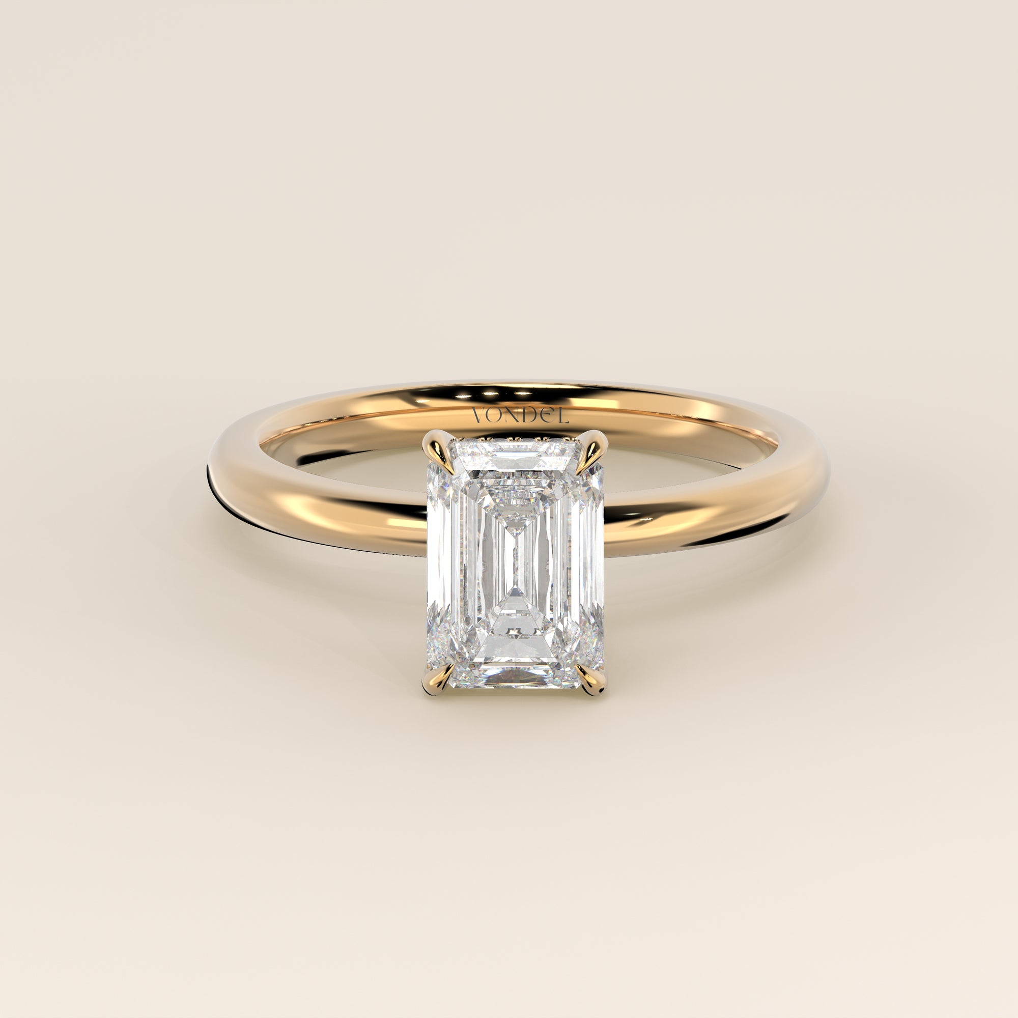 Bague de fiançailles en or jaune, sertie d'un diamant émeraude de synthèse avec halo discret.