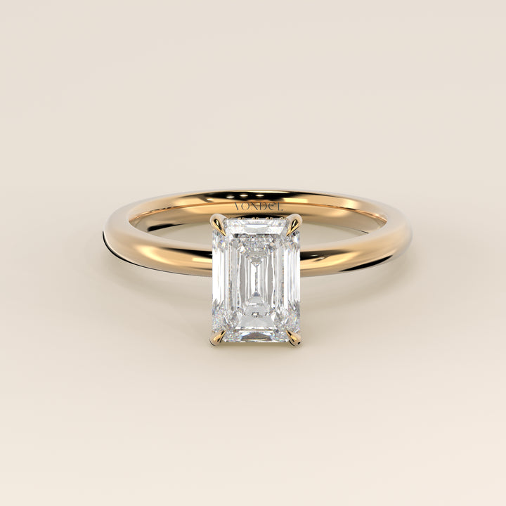 Bague de fiançailles en or jaune, sertie d'un diamant émeraude de synthèse avec halo discret.