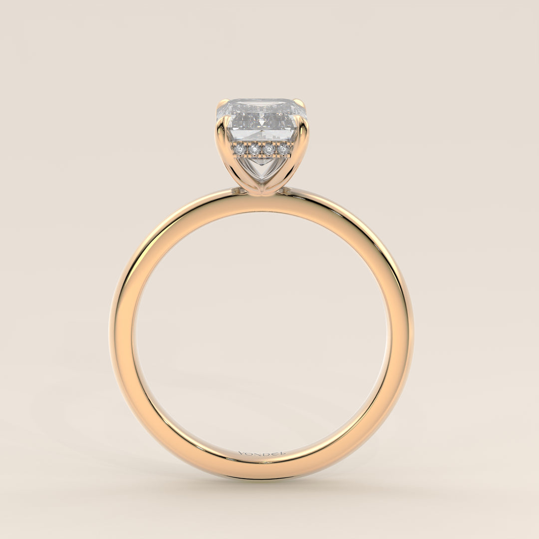 Bague de fiançailles en or jaune, sertie d'un diamant émeraude de synthèse avec halo discret.