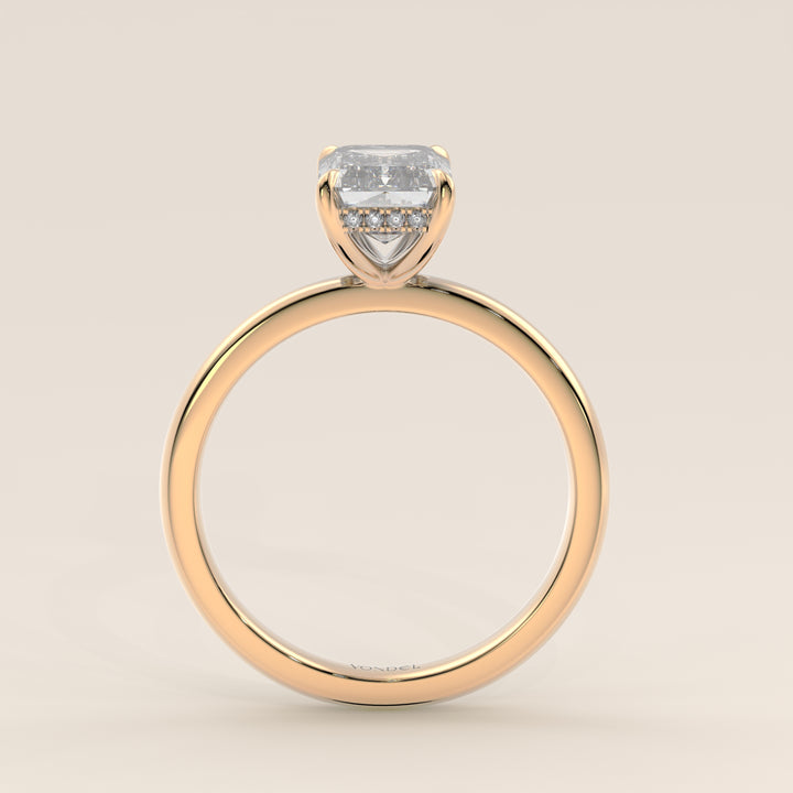 Bague de fiançailles en or jaune, sertie d'un diamant émeraude de synthèse avec halo discret.