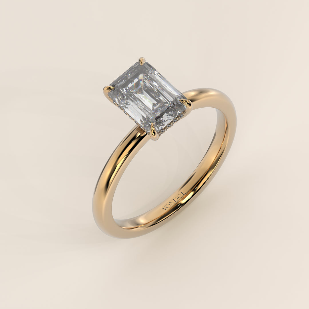 Bague de fiançailles en or jaune, sertie d'un diamant émeraude de synthèse avec halo discret.
