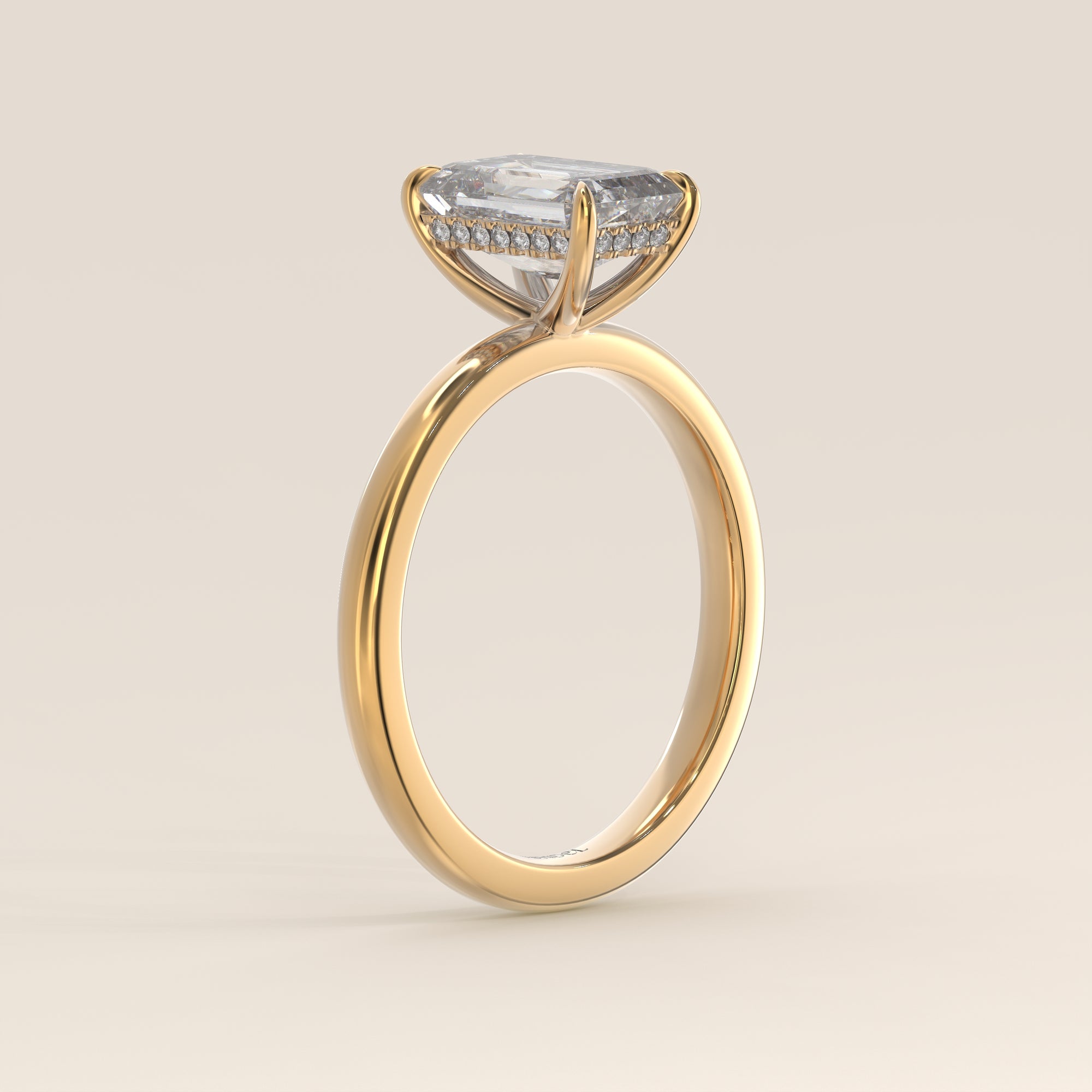 Bague de fiançailles en or jaune, sertie d'un diamant émeraude de synthèse avec halo discret.