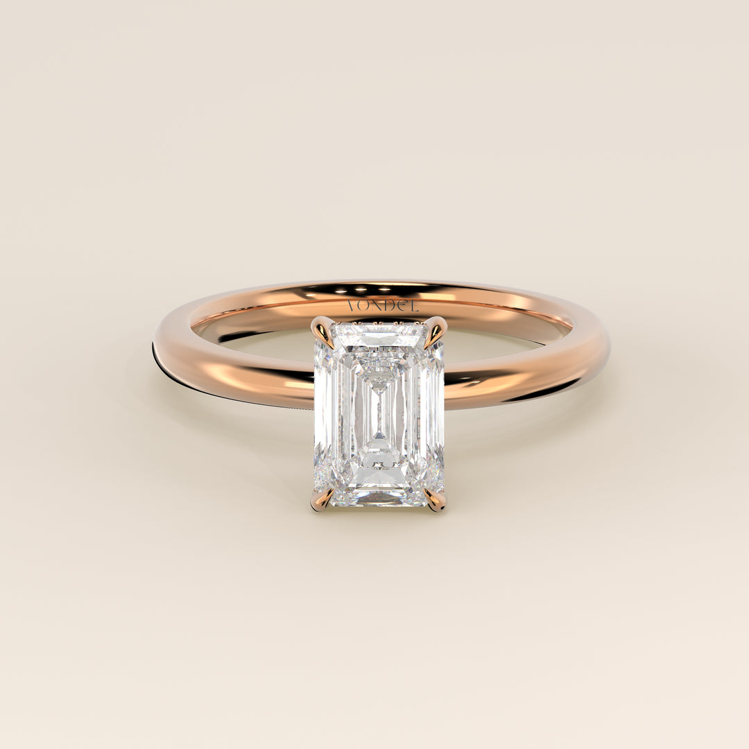 Bague de fiançailles en or rose, sertie d'un diamant de laboratoire émeraude et d'un halo discret.
