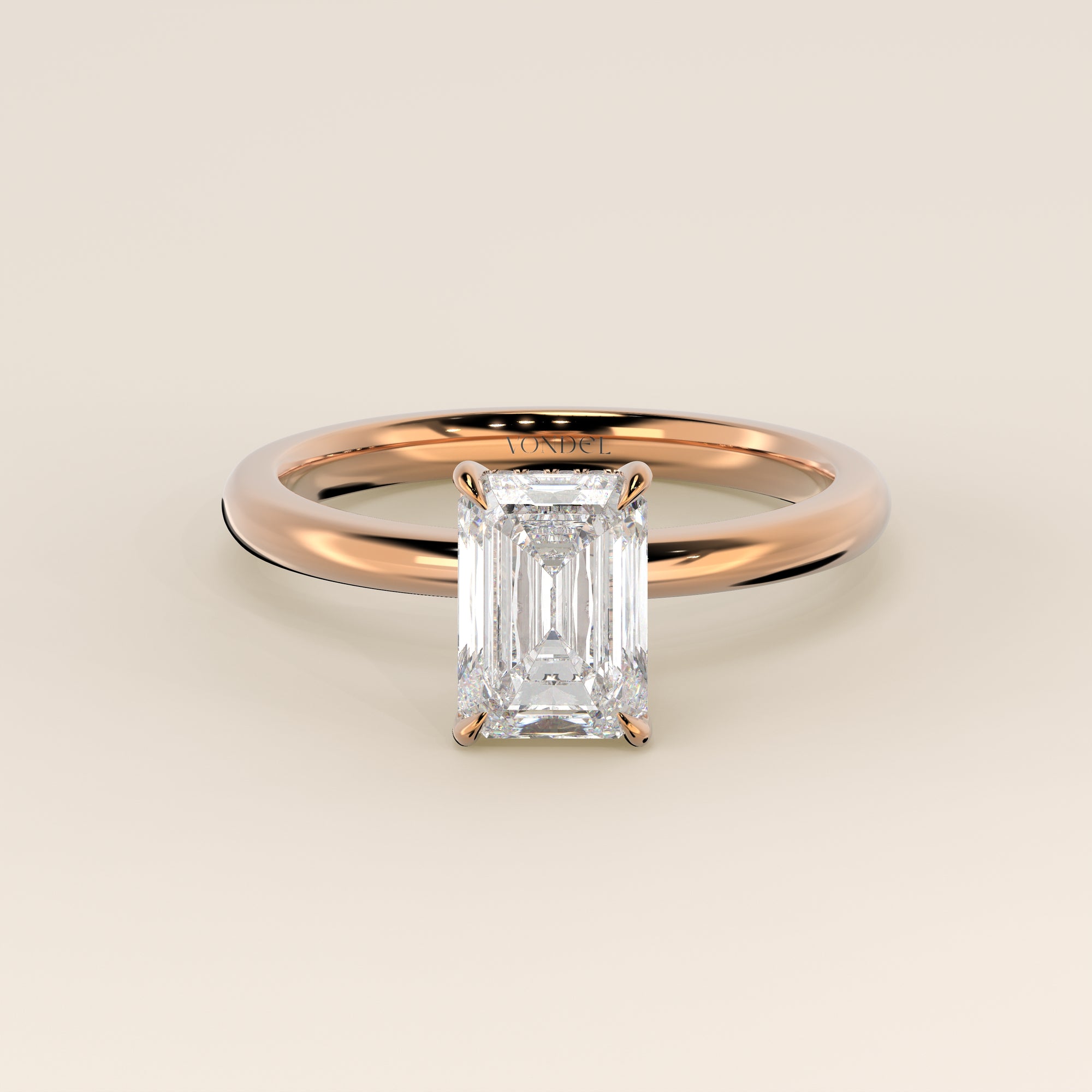 Bague de fiançailles en or rose, sertie d'un diamant de laboratoire émeraude et d'un halo discret.