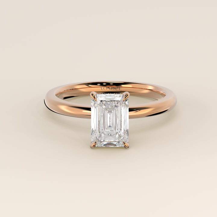 Bague de fiançailles en or rose, sertie d'un diamant de laboratoire émeraude et d'un halo discret.