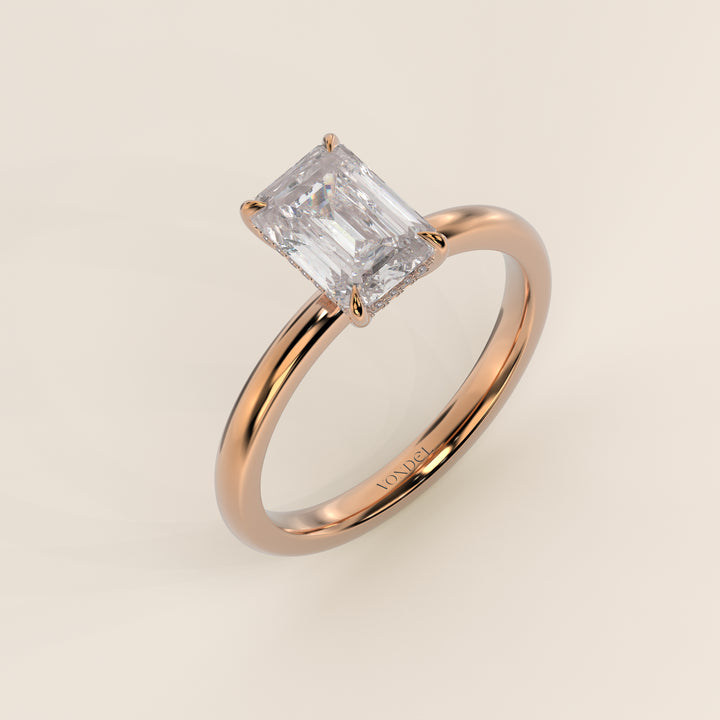 Bague de fiançailles en or rose, sertie d'un diamant de laboratoire émeraude et d'un halo discret.