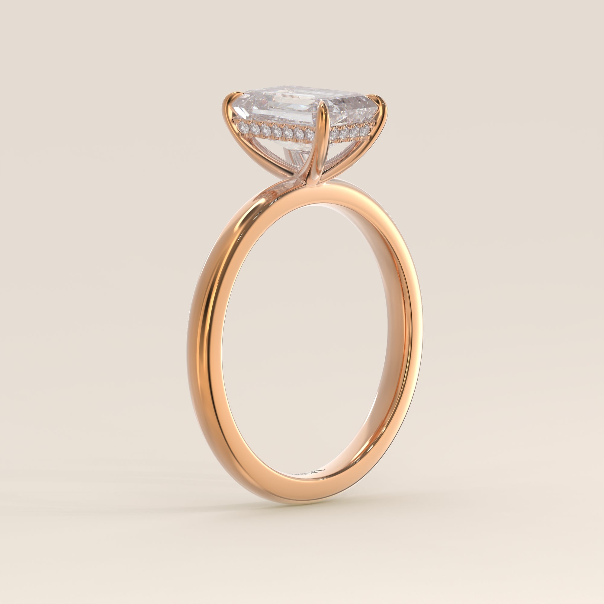 Bague de fiançailles en or rose, sertie d'un diamant de laboratoire émeraude et d'un halo discret.