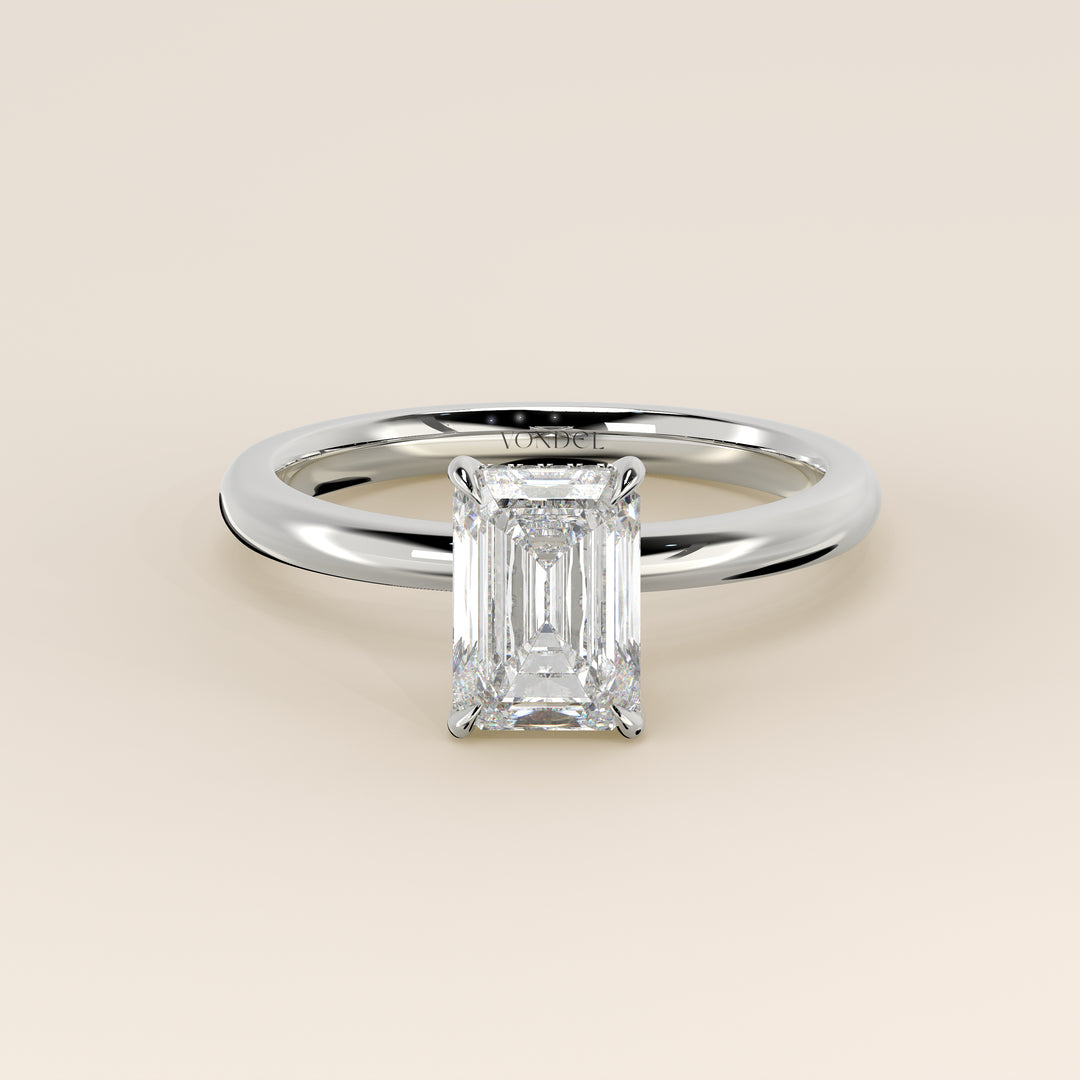 Bague de fiançailles en or blanc, sertie d'un diamant émeraude de laboratoire avec halo discret.
