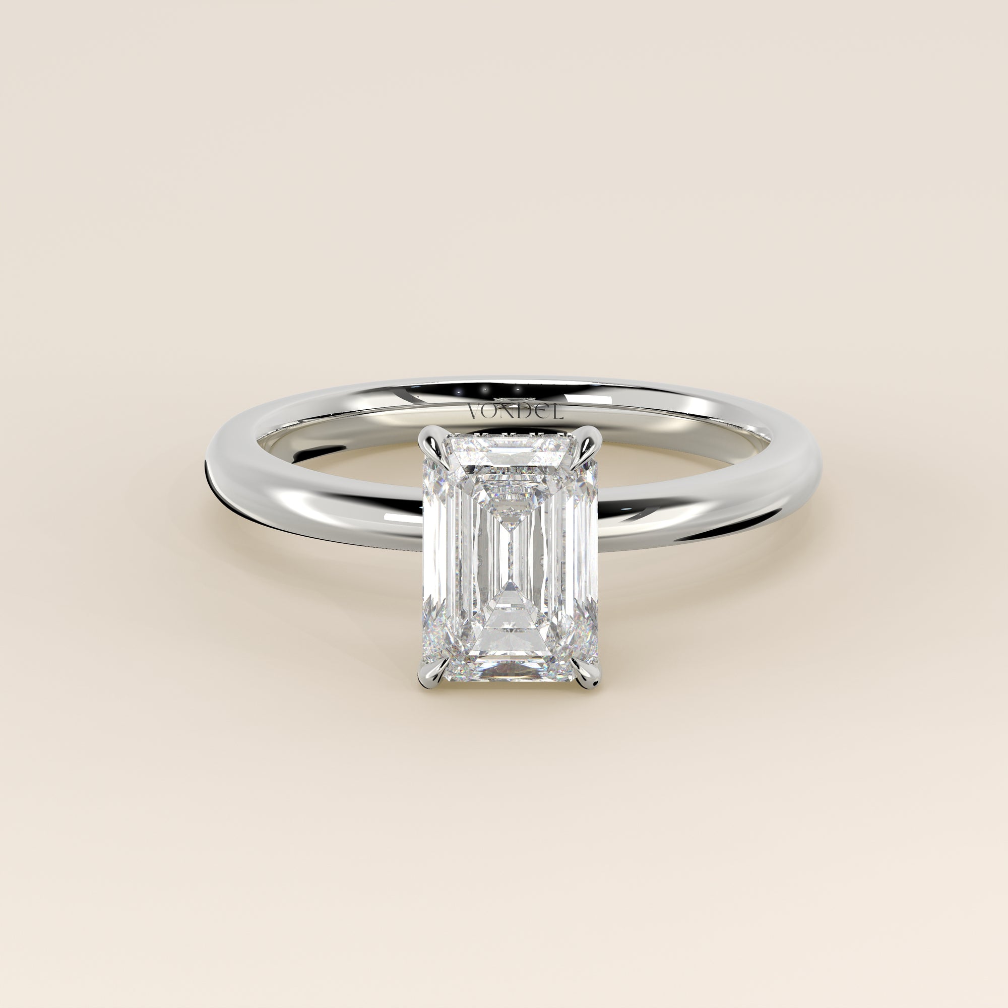 Bague de fiançailles en or blanc, sertie d'un diamant émeraude de laboratoire avec halo discret.