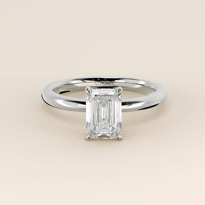 Bague de fiançailles en or blanc, sertie d'un diamant émeraude de laboratoire avec halo discret.