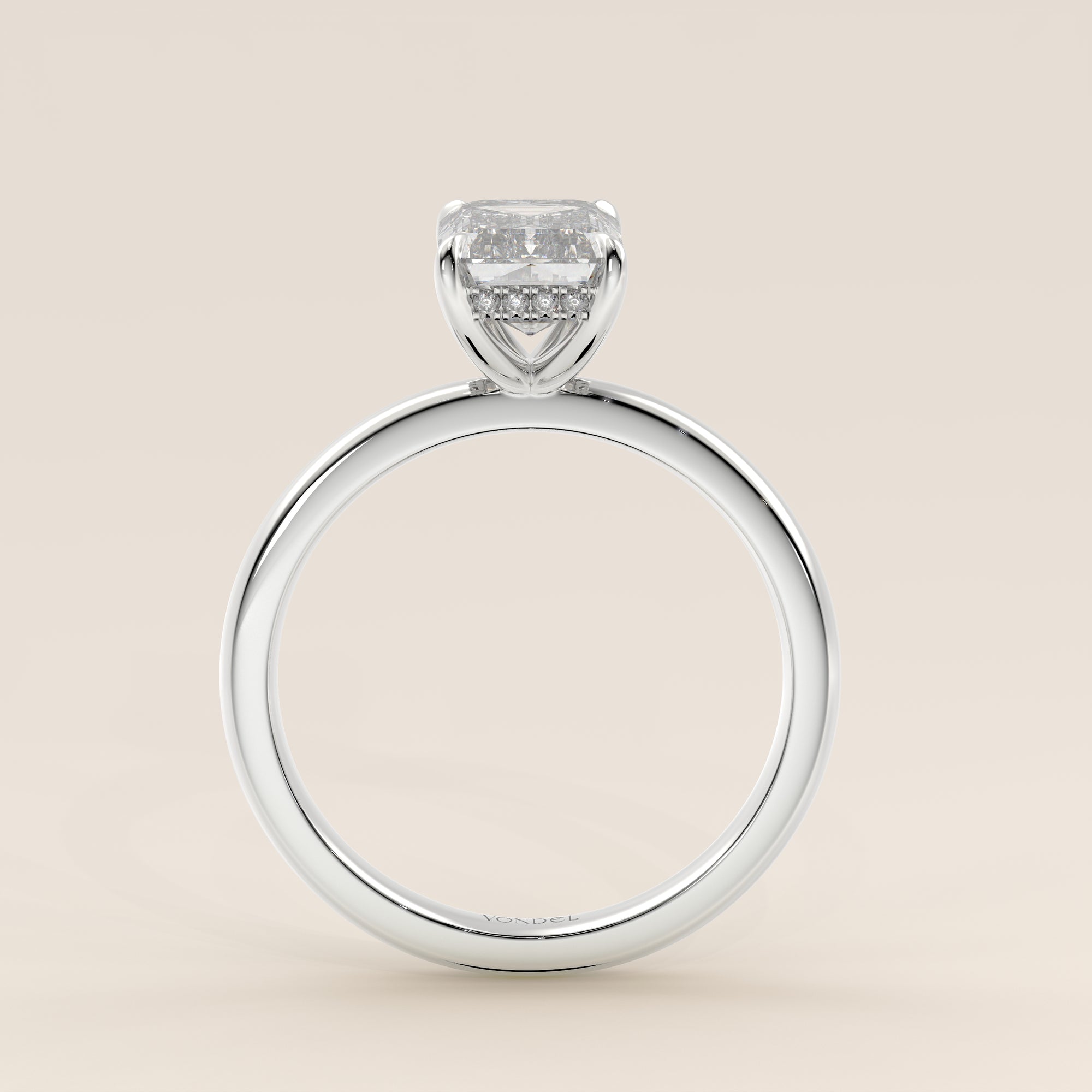 Bague de fiançailles en or blanc, sertie d'un diamant émeraude de laboratoire avec halo discret.