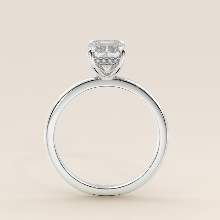 Bague de fiançailles en or blanc, sertie d'un diamant émeraude de laboratoire avec halo discret.