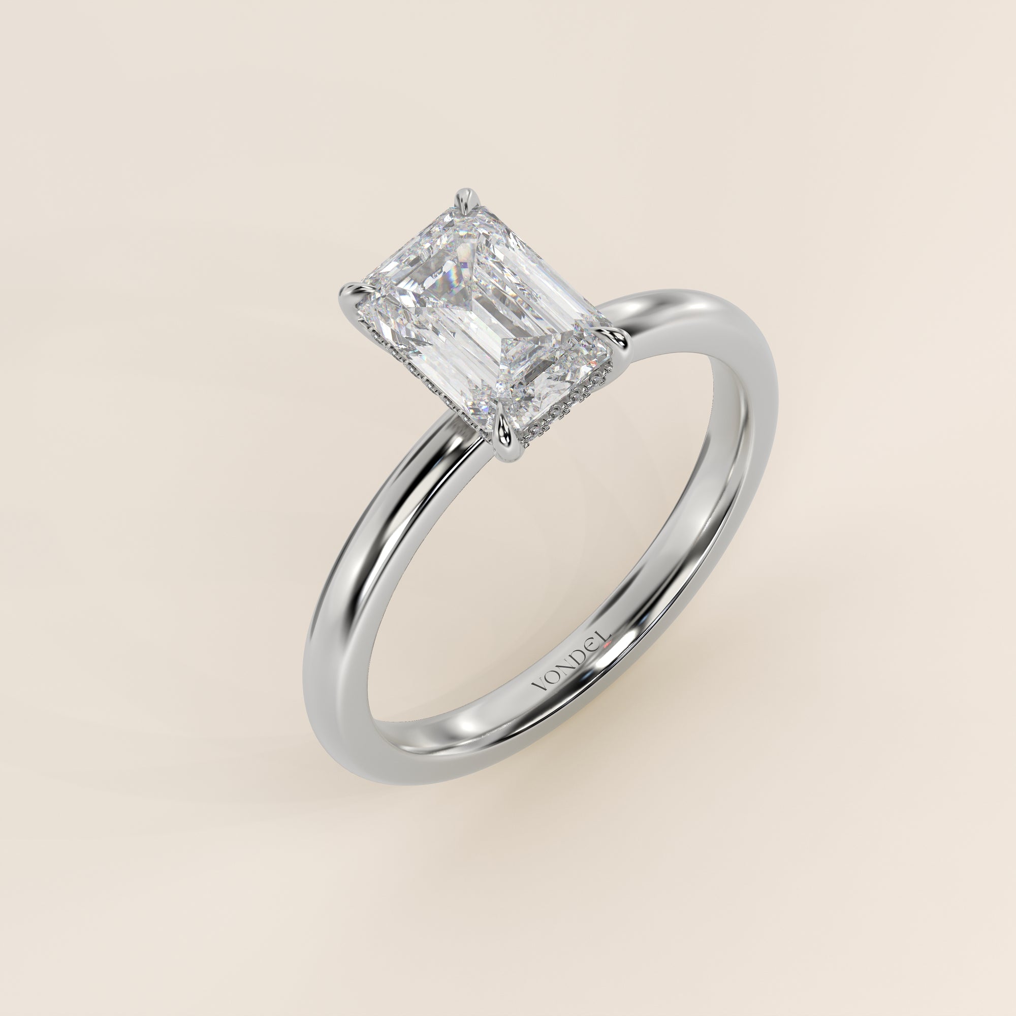 Bague de fiançailles en or blanc, sertie d'un diamant émeraude de laboratoire avec halo discret.