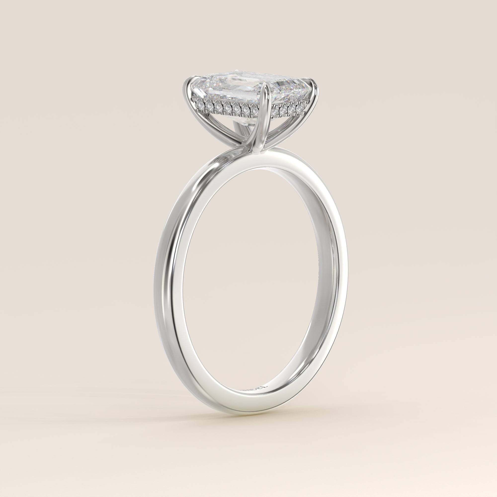 Bague de fiançailles en or blanc, sertie d'un diamant émeraude de laboratoire avec halo discret.