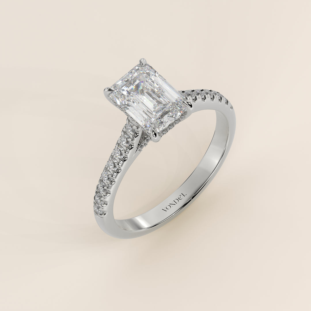 Verlovingsring emerald lab grown diamant met pave band, hidden halo en diamond bridge, witgoud