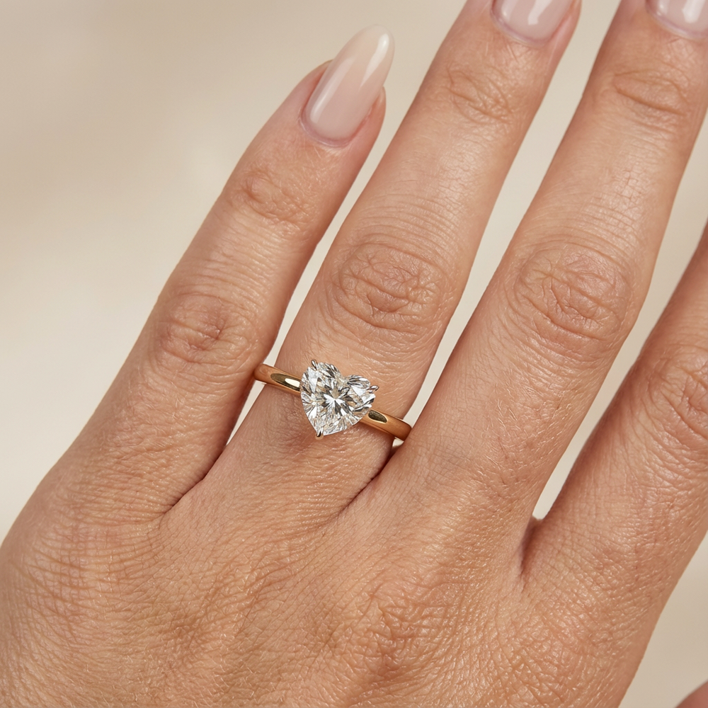 Verlovingsring hart lab grown diamant met cathedral setting en hidden halo, geelgoud