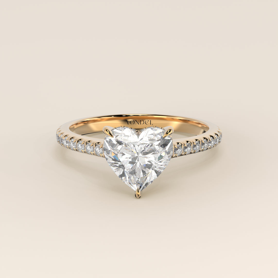 Bague de fiançailles en or jaune, sertie d'un diamant de laboratoire en forme de cœur, avec monture cathédrale, anneau pavé et halo discret.