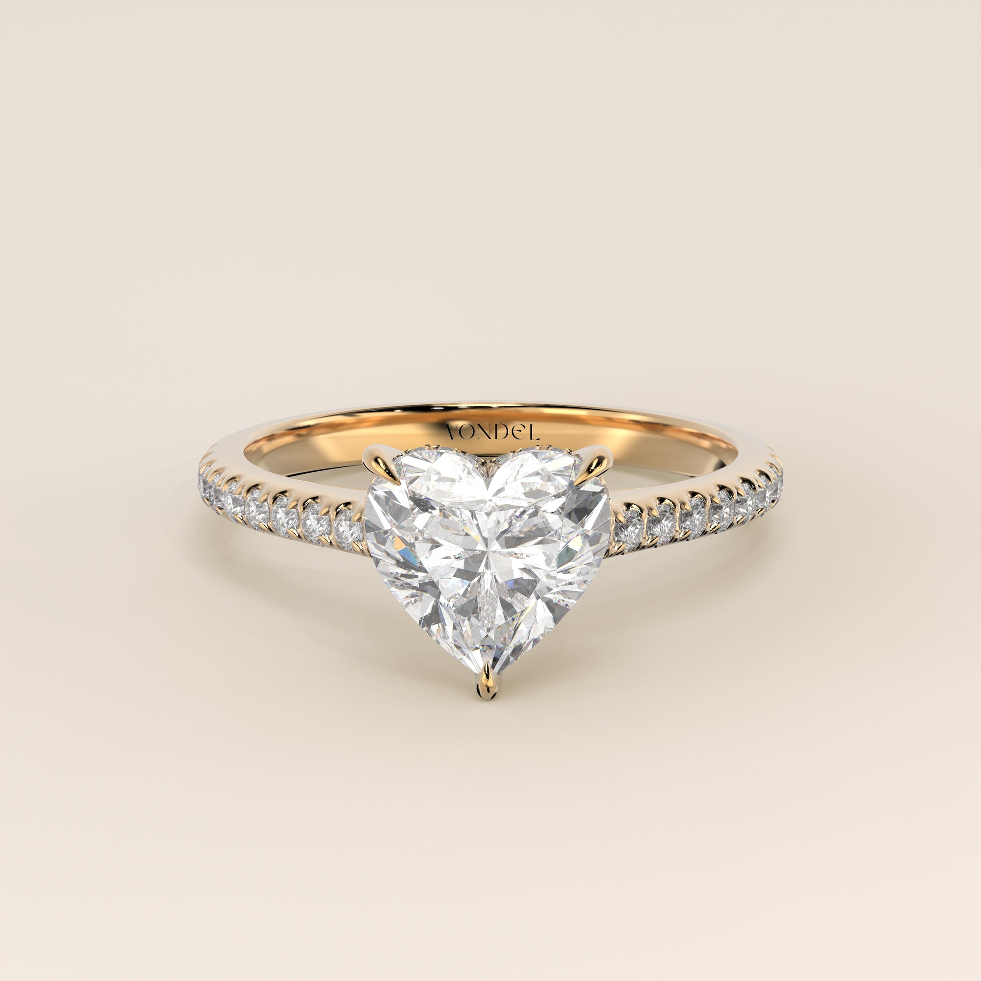 Bague de fiançailles en or jaune, sertie d'un diamant de laboratoire en forme de cœur, avec monture cathédrale, anneau pavé et halo discret.