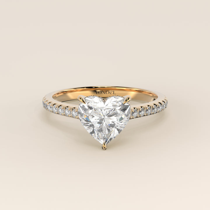Bague de fiançailles en or jaune, sertie d'un diamant de laboratoire en forme de cœur, avec monture cathédrale, anneau pavé et halo discret.
