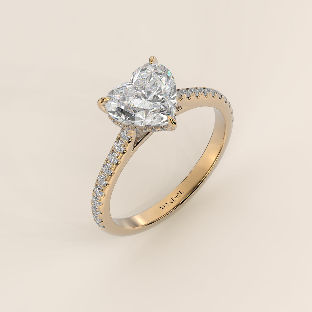 Bague de fiançailles en or jaune, sertie d'un diamant de laboratoire en forme de cœur, avec monture cathédrale, anneau pavé et halo discret.