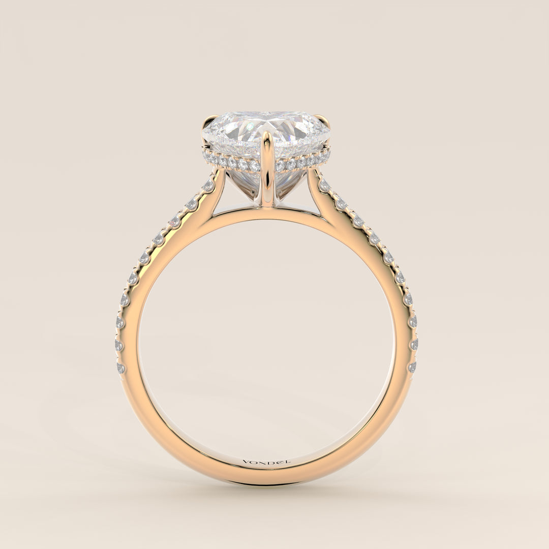 Bague de fiançailles en or jaune, sertie d'un diamant de laboratoire en forme de cœur, avec monture cathédrale, anneau pavé et halo discret.