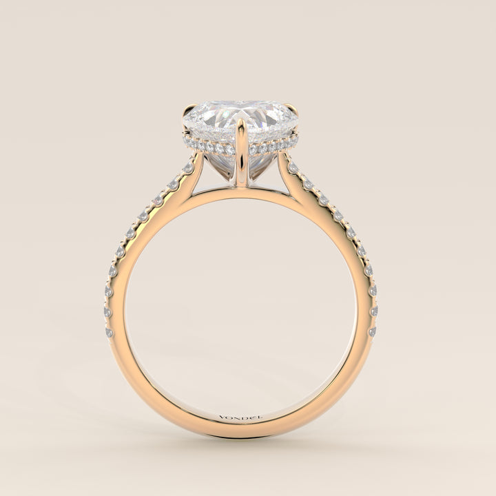 Bague de fiançailles en or jaune, sertie d'un diamant de laboratoire en forme de cœur, avec monture cathédrale, anneau pavé et halo discret.