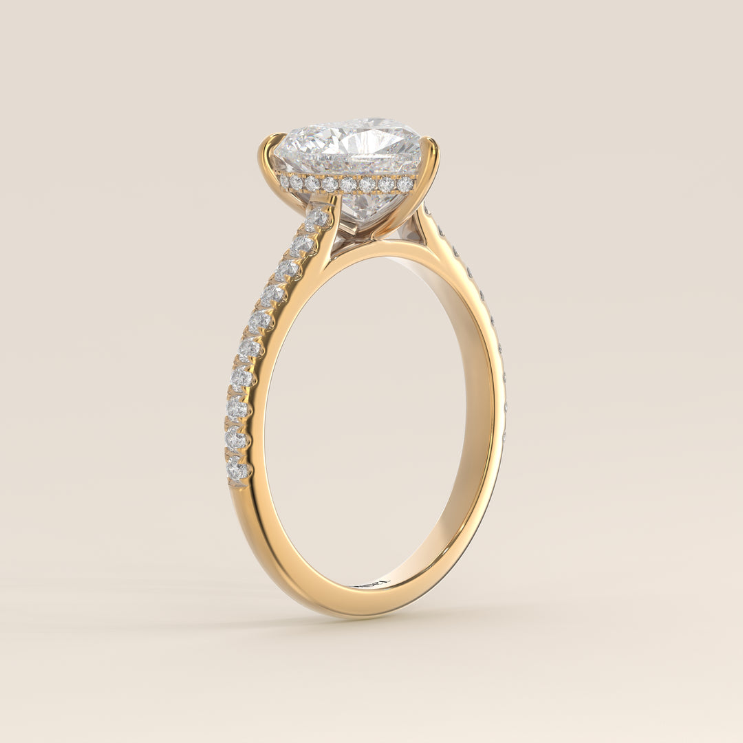 Bague de fiançailles en or jaune, sertie d'un diamant de laboratoire en forme de cœur, avec monture cathédrale, anneau pavé et halo discret.